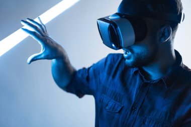 Işık dokunmadan Vr hayran adam