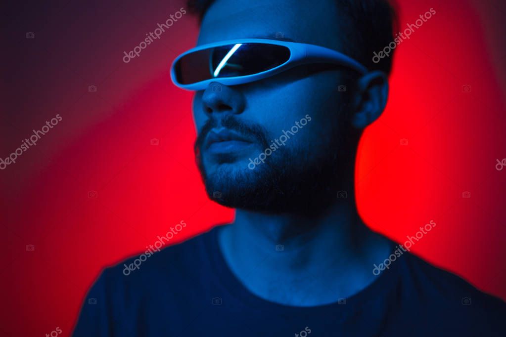 Uomo elegante che indossa moderni occhiali futuristici - Foto