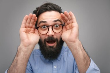 Sürpriz gözünde açığa ifade insanın