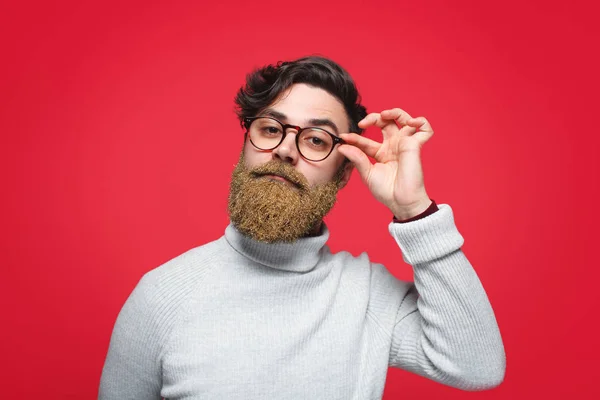 Magabiztos férfi csillogó szakállal — Stock Fotó
