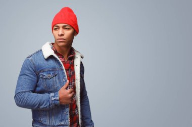 Gri arka plan üzerinde şık kendine güvenen adam