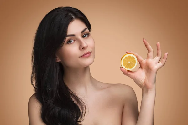 オレンジ スライスを保持している魅力的な若い女性 — ストック写真