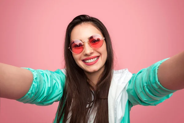 Menina elegante legal tomando selfie — Fotografia de Stock