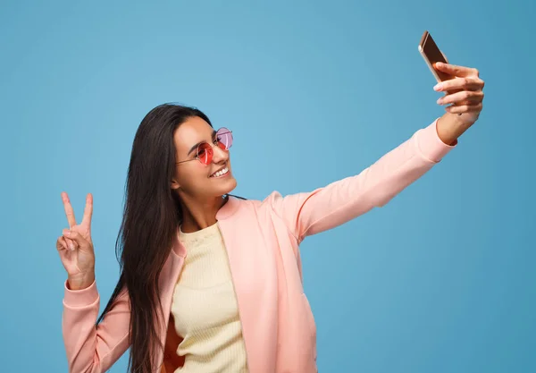 Mulher casual posando para selfie — Fotografia de Stock