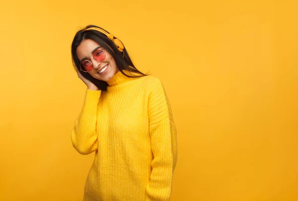 Chica hipster de moda en auriculares — Foto de Stock