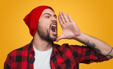 Etkileyici hipster haber yüksek sesle ilan