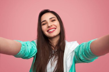 Pembe üzerinde büyüleyici model alarak selfie