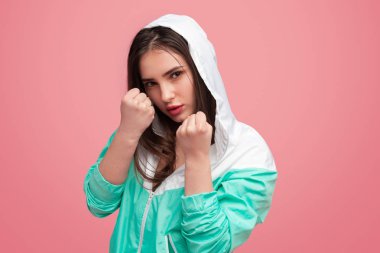 Kendine güvenen boks kız pembe üzerinde