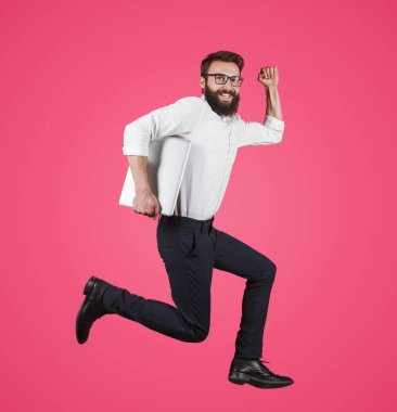 Pembe üzerinde çalışan dizüstü bilgisayar ile resmi adam