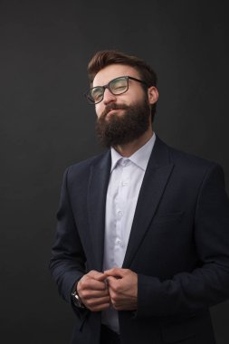 Takım elbiseli yakışıklı klas adam