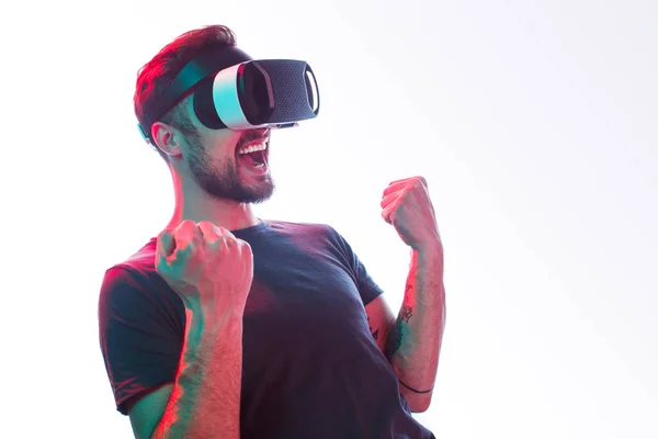 Excited man in VR glasses celebrating win — Stock Photo, Image