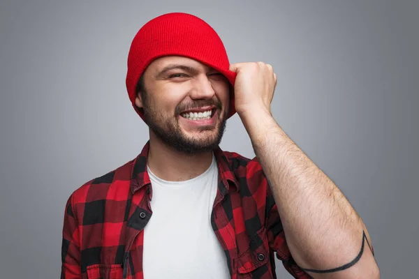 Грайливий хлопець у червоній шапці та сорочці — стокове фото