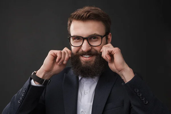 Glada eleganta mannen curling mustasch — Stockfoto