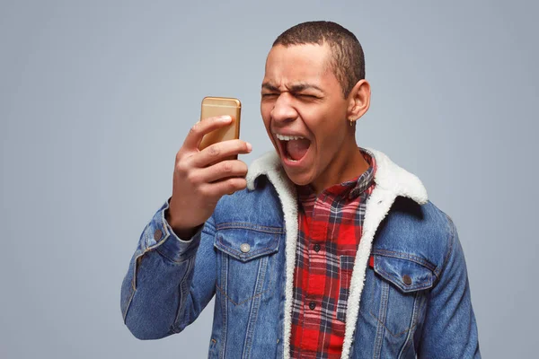Homem irritado gritando com smartphone — Fotografia de Stock
