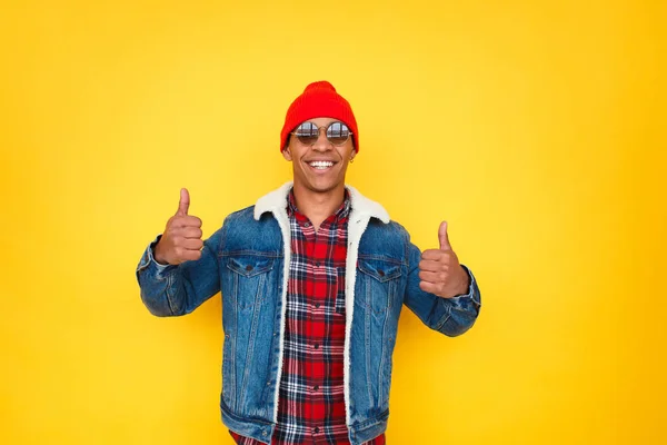 Lycklig svart man håller tummen upp — Stockfoto