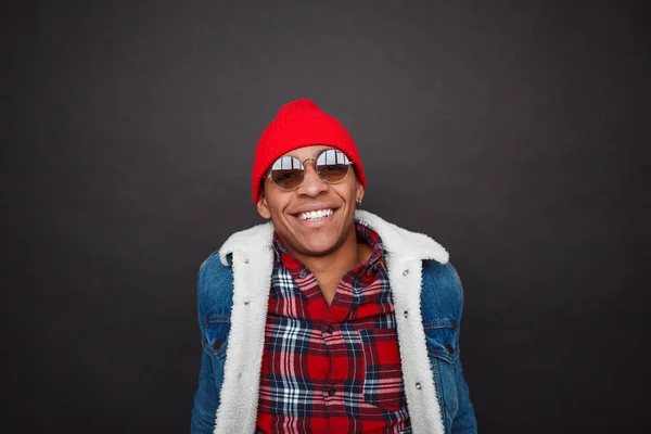 Homem étnico elegante sorrindo no preto — Fotografia de Stock