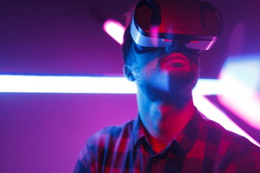 Vr sakallı adam parlak neon karşı