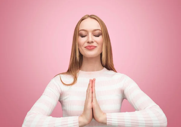 Vacker flicka mediterar glatt på rosa — Stockfoto