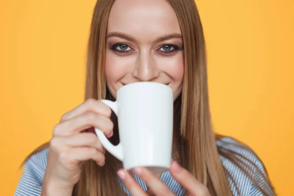 Contenu de la femme buvant du café sur orange — Photo