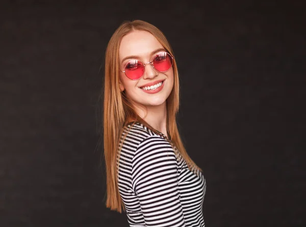 선글라스에서 유행 금발 모델 — 스톡 사진