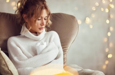 Sıcak kupa koltukta oturan kadınla