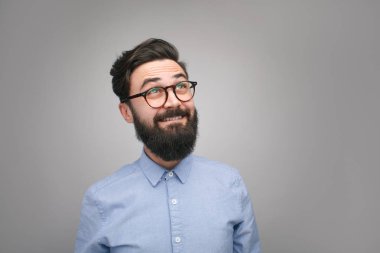 Heyecanlı adam aydınlanma arayan