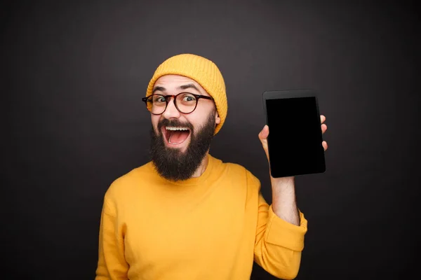 Hipster alegre mostrando tableta —  Fotos de Stock