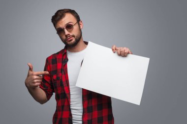 Kendine güvenen adam beyaz boş işaret