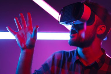 Sanal gerçeklik gözlüğü takan adam.