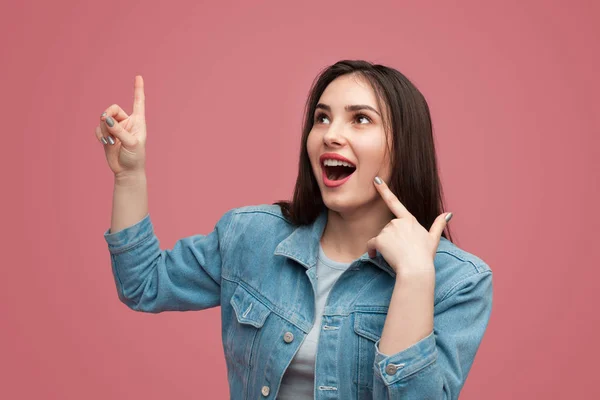 Aufgeregte Frau zeigt auf Idee — Stockfoto