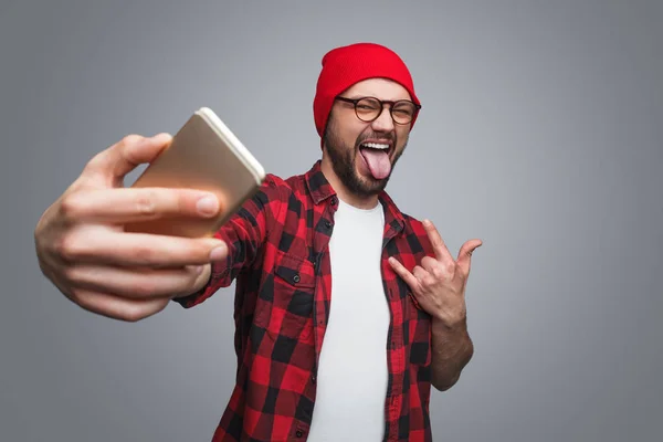 Homem tomando selfie engraçado no estúdio — Fotografia de Stock