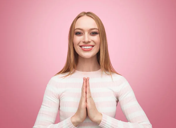 Femme debout en position de méditation en studio — Photo