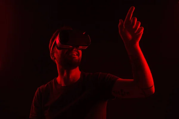 Человек в очках виртуальной реальности указывает вверх — стоковое фото