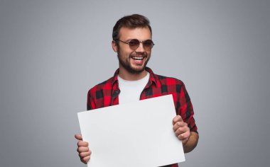 Boş afişini oynak hipster adamla