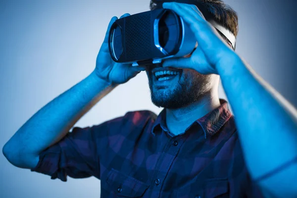Homem animado testando óculos VR — Fotografia de Stock