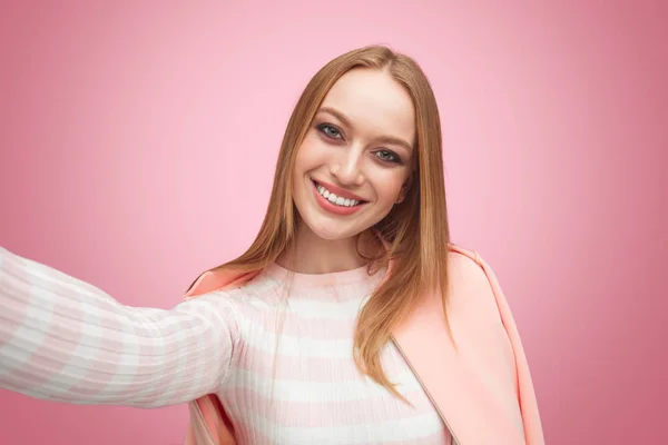 Smiling blond woman taking selfie — Stock Photo, Image