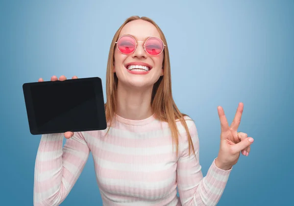 Menina hipster na moda mostrando tablet — Fotografia de Stock