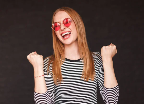 Mujer hipster emocionada con los puños en alto — Foto de Stock