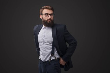 Sakal siyah giyen ile zarif yakışıklı uygun uzaklıkta seyir siyah arka plan üzerine gözlük ile