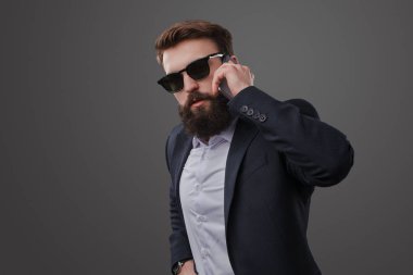 İş adamı telefonda konuşuyor.