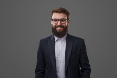 Neşeli sakallı adam gözlük