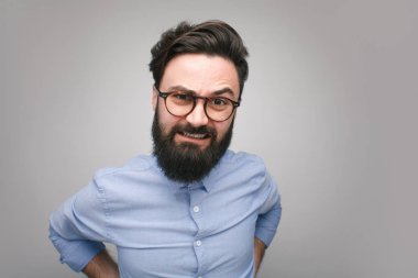 Huysuz genç adam gözlük