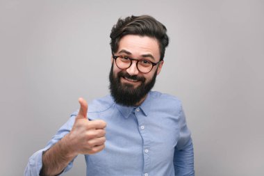 Adam kameraya onay işaret gösteren