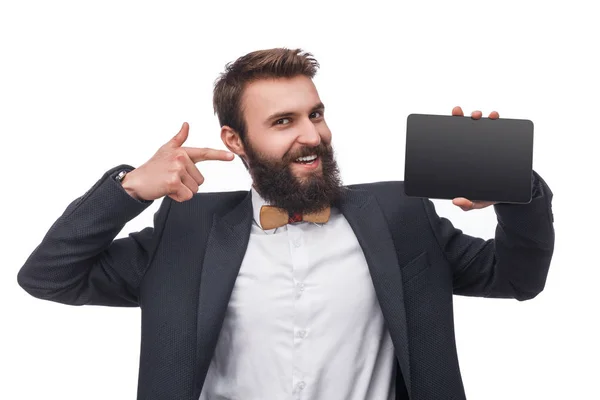 Homem elegante apontando para novo tablet — Fotografia de Stock