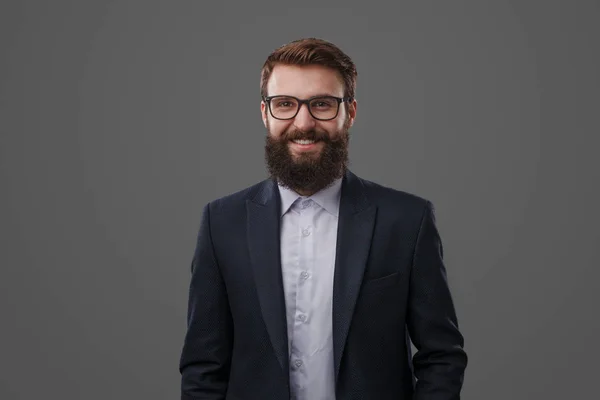 Веселый бородатый мужчина в очках — стоковое фото