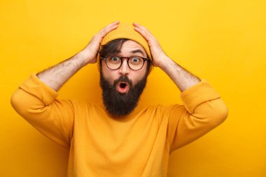 Parlak hipster adam gözlük