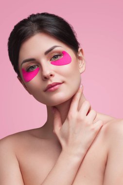 Kadın altında göz yamalar ile