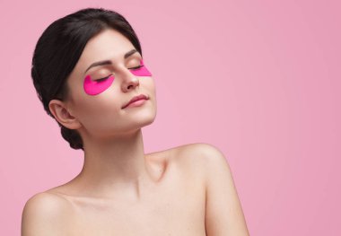 Güzel şehvetli kadın göz yamalar ile