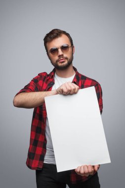 Cool adam gösteren boş kağıt