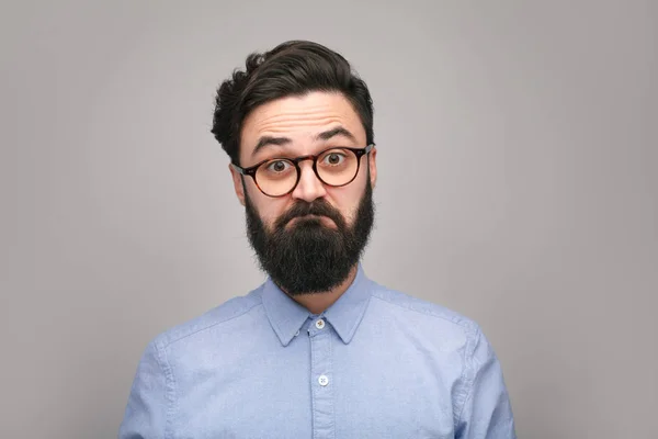 Hipster dudoso en gafas — Foto de Stock